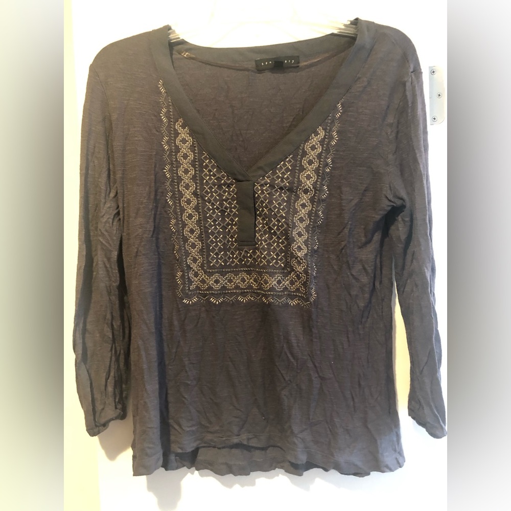 Grey shirt with metallic gold thread design